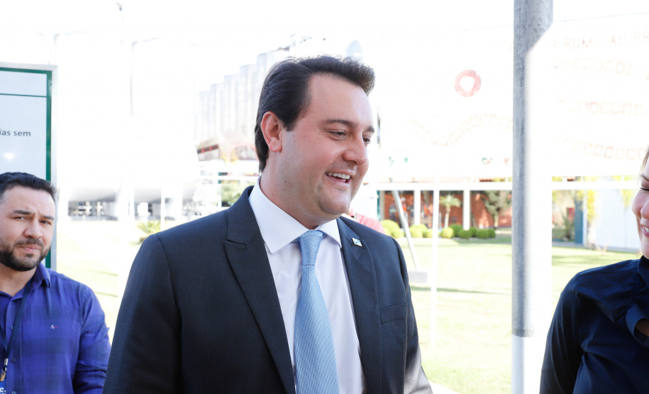 O Grupo Heineken confirmou novos investimentos no Paraná. Em cerimônia com o governador Carlos Massa Ratinho Junior, nesta quarta-feira (11), na unidade da indústria, em Ponta Grossa, a cervejaria anunciou que vai destinar R$ 865 milhões até 2021 para a ampliação da produção da planta, concentrada em rótulos como Heineken e Amstel. Serão 600 novos empregos entre diretos e indiretos.