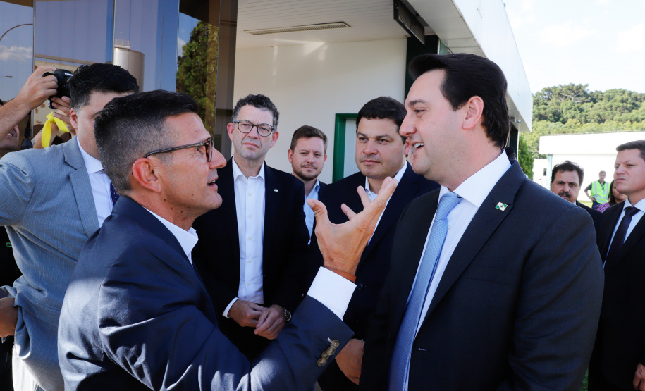 O Grupo Heineken confirmou novos investimentos no Paraná. Em cerimônia com o governador Carlos Massa Ratinho Junior, nesta quarta-feira (11), na unidade da indústria, em Ponta Grossa, a cervejaria anunciou que vai destinar R$ 865 milhões até 2021 para a ampliação da produção da planta, concentrada em rótulos como Heineken e Amstel. Serão 600 novos empregos entre diretos e indiretos.