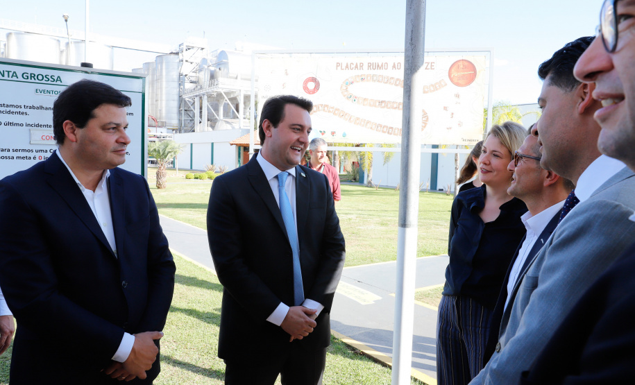 O Grupo Heineken confirmou novos investimentos no Paraná. Em cerimônia com o governador Carlos Massa Ratinho Junior, nesta quarta-feira (11), na unidade da indústria, em Ponta Grossa, a cervejaria anunciou que vai destinar R$ 865 milhões até 2021 para a ampliação da produção da planta, concentrada em rótulos como Heineken e Amstel. Serão 600 novos empregos entre diretos e indiretos.