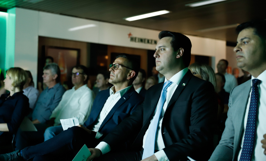 O Grupo Heineken confirmou novos investimentos no Paraná. Em cerimônia com o governador Carlos Massa Ratinho Junior, nesta quarta-feira (11), na unidade da indústria, em Ponta Grossa, a cervejaria anunciou que vai destinar R$ 865 milhões até 2021 para a ampliação da produção da planta, concentrada em rótulos como Heineken e Amstel. Serão 600 novos empregos entre diretos e indiretos.