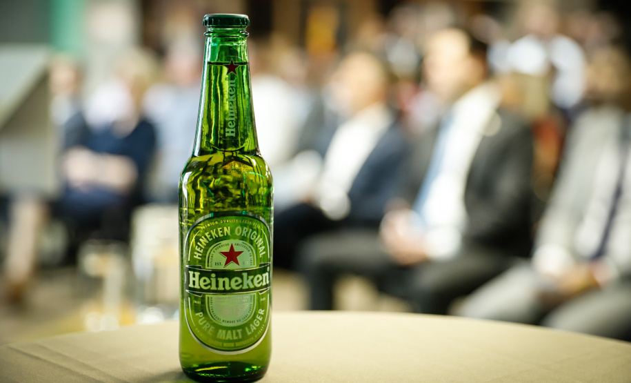 O Grupo Heineken confirmou novos investimentos no Paraná. Em cerimônia com o governador Carlos Massa Ratinho Junior, nesta quarta-feira (11), na unidade da indústria, em Ponta Grossa, a cervejaria anunciou que vai destinar R$ 865 milhões até 2021 para a ampliação da produção da planta, concentrada em rótulos como Heineken e Amstel. Serão 600 novos empregos entre diretos e indiretos.