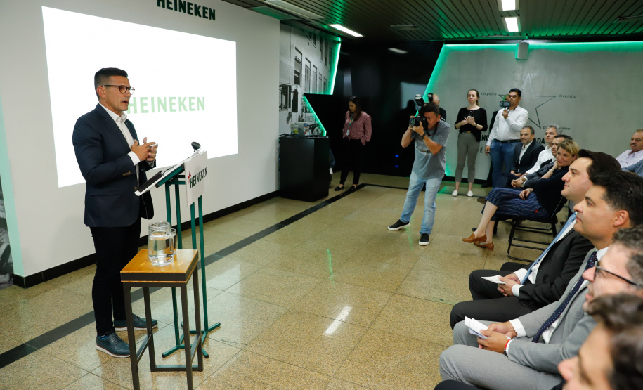 O Grupo Heineken confirmou novos investimentos no Paraná. Em cerimônia com o governador Carlos Massa Ratinho Junior, nesta quarta-feira (11), na unidade da indústria, em Ponta Grossa, a cervejaria anunciou que vai destinar R$ 865 milhões até 2021 para a ampliação da produção da planta, concentrada em rótulos como Heineken e Amstel. Serão 600 novos empregos entre diretos e indiretos.