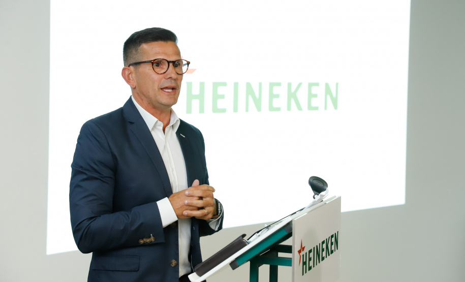 O Grupo Heineken confirmou novos investimentos no Paraná. Em cerimônia com o governador Carlos Massa Ratinho Junior, nesta quarta-feira (11), na unidade da indústria, em Ponta Grossa, a cervejaria anunciou que vai destinar R$ 865 milhões até 2021 para a ampliação da produção da planta, concentrada em rótulos como Heineken e Amstel. Serão 600 novos empregos entre diretos e indiretos.