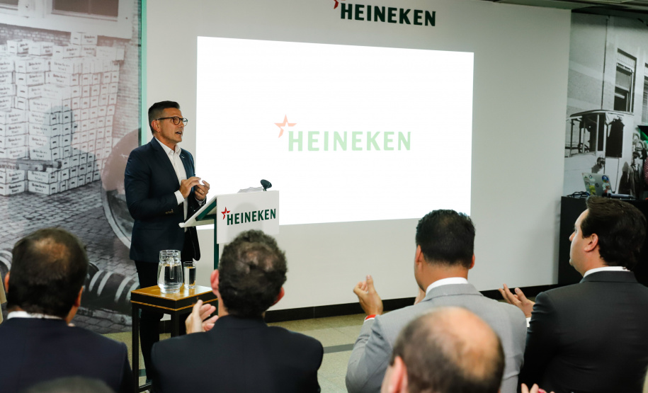 O Grupo Heineken confirmou novos investimentos no Paraná. Em cerimônia com o governador Carlos Massa Ratinho Junior, nesta quarta-feira (11), na unidade da indústria, em Ponta Grossa, a cervejaria anunciou que vai destinar R$ 865 milhões até 2021 para a ampliação da produção da planta, concentrada em rótulos como Heineken e Amstel. Serão 600 novos empregos entre diretos e indiretos.