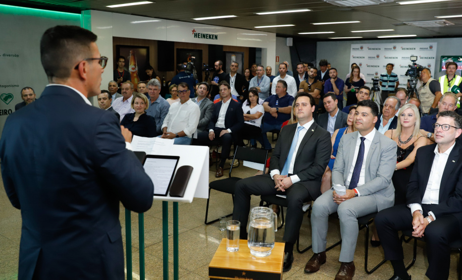 O Grupo Heineken confirmou novos investimentos no Paraná. Em cerimônia com o governador Carlos Massa Ratinho Junior, nesta quarta-feira (11), na unidade da indústria, em Ponta Grossa, a cervejaria anunciou que vai destinar R$ 865 milhões até 2021 para a ampliação da produção da planta, concentrada em rótulos como Heineken e Amstel. Serão 600 novos empregos entre diretos e indiretos.