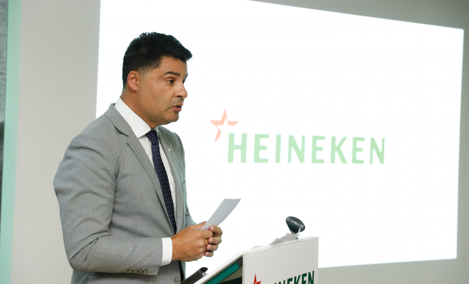 O Grupo Heineken confirmou novos investimentos no Paraná. Em cerimônia com o governador Carlos Massa Ratinho Junior, nesta quarta-feira (11), na unidade da indústria, em Ponta Grossa, a cervejaria anunciou que vai destinar R$ 865 milhões até 2021 para a ampliação da produção da planta, concentrada em rótulos como Heineken e Amstel. Serão 600 novos empregos entre diretos e indiretos.