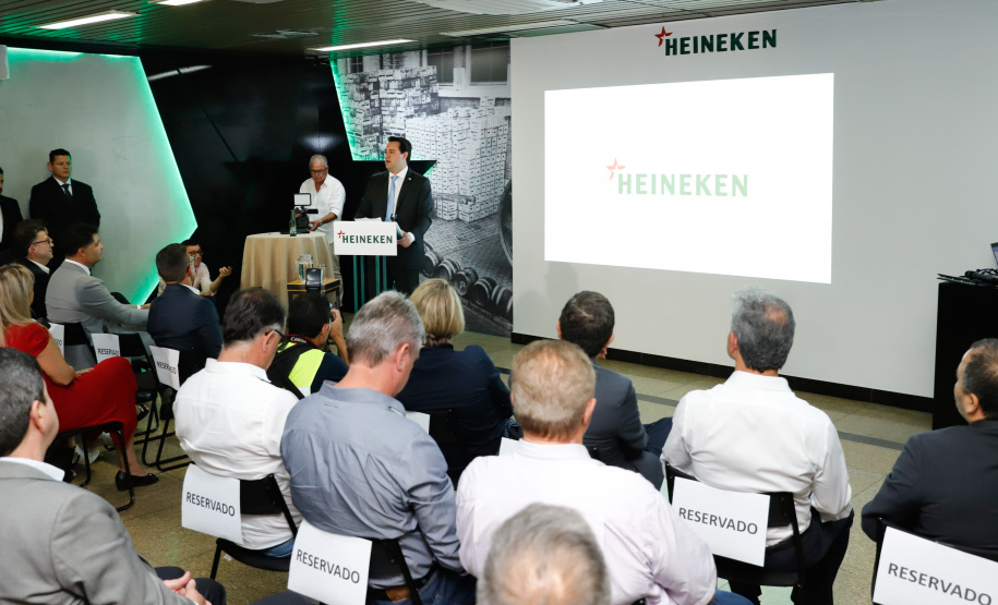O Grupo Heineken confirmou novos investimentos no Paraná. Em cerimônia com o governador Carlos Massa Ratinho Junior, nesta quarta-feira (11), na unidade da indústria, em Ponta Grossa, a cervejaria anunciou que vai destinar R$ 865 milhões até 2021 para a ampliação da produção da planta, concentrada em rótulos como Heineken e Amstel. Serão 600 novos empregos entre diretos e indiretos.