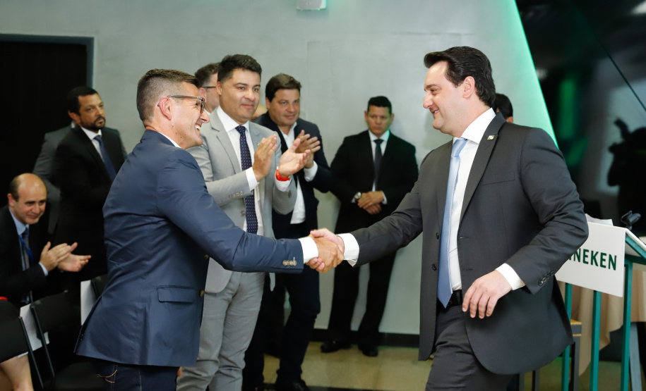 O Grupo Heineken confirmou novos investimentos no Paraná. Em cerimônia com o governador Carlos Massa Ratinho Junior, nesta quarta-feira (11), na unidade da indústria, em Ponta Grossa, a cervejaria anunciou que vai destinar R$ 865 milhões até 2021 para a ampliação da produção da planta, concentrada em rótulos como Heineken e Amstel. Serão 600 novos empregos entre diretos e indiretos.