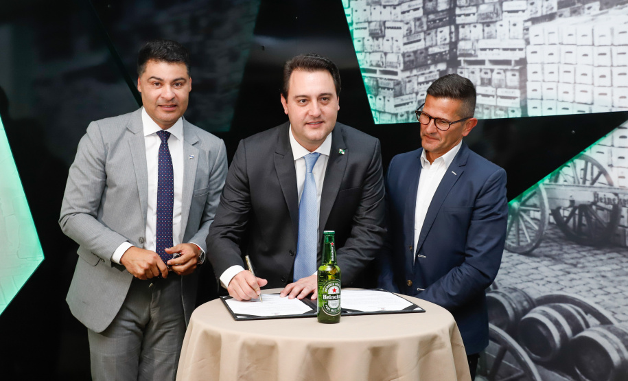 O Grupo Heineken confirmou novos investimentos no Paraná. Em cerimônia com o governador Carlos Massa Ratinho Junior, nesta quarta-feira (11), na unidade da indústria, em Ponta Grossa, a cervejaria anunciou que vai destinar R$ 865 milhões até 2021 para a ampliação da produção da planta, concentrada em rótulos como Heineken e Amstel. Serão 600 novos empregos entre diretos e indiretos.