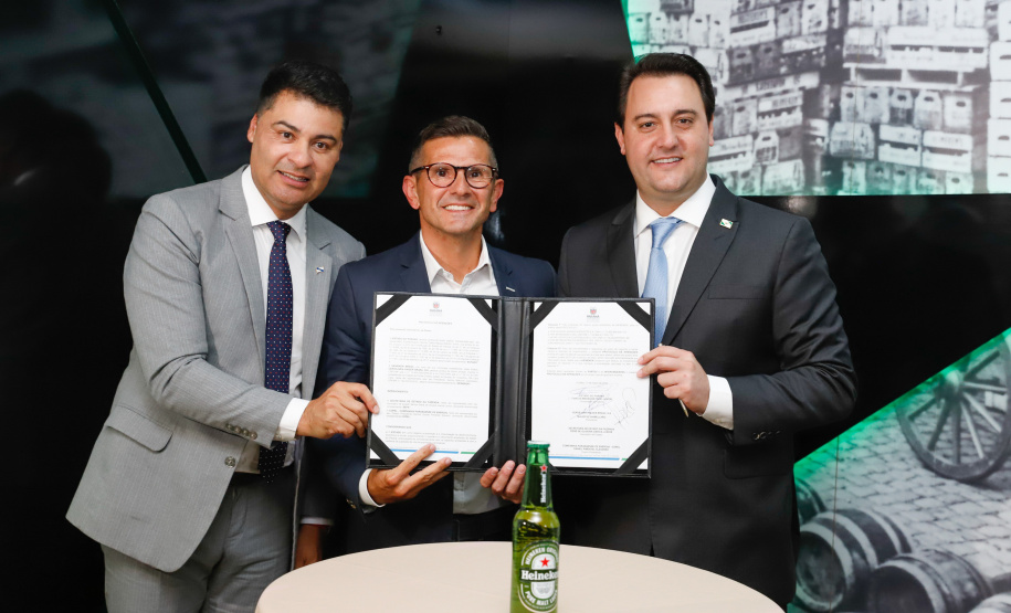 O Grupo Heineken confirmou novos investimentos no Paraná. Em cerimônia com o governador Carlos Massa Ratinho Junior, nesta quarta-feira (11), na unidade da indústria, em Ponta Grossa, a cervejaria anunciou que vai destinar R$ 865 milhões até 2021 para a ampliação da produção da planta, concentrada em rótulos como Heineken e Amstel. Serão 600 novos empregos entre diretos e indiretos.