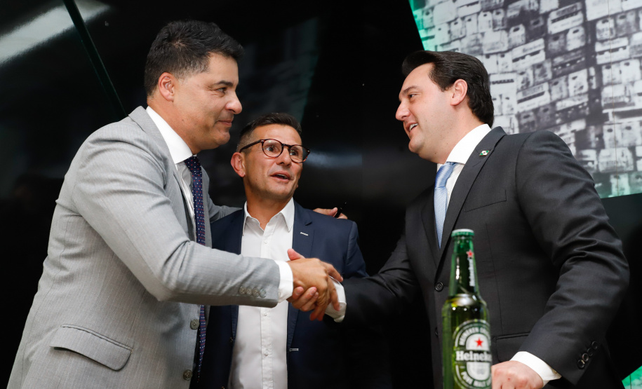 O Grupo Heineken confirmou novos investimentos no Paraná. Em cerimônia com o governador Carlos Massa Ratinho Junior, nesta quarta-feira (11), na unidade da indústria, em Ponta Grossa, a cervejaria anunciou que vai destinar R$ 865 milhões até 2021 para a ampliação da produção da planta, concentrada em rótulos como Heineken e Amstel. Serão 600 novos empregos entre diretos e indiretos.