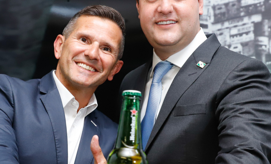 O Grupo Heineken confirmou novos investimentos no Paraná. Em cerimônia com o governador Carlos Massa Ratinho Junior, nesta quarta-feira (11), na unidade da indústria, em Ponta Grossa, a cervejaria anunciou que vai destinar R$ 865 milhões até 2021 para a ampliação da produção da planta, concentrada em rótulos como Heineken e Amstel. Serão 600 novos empregos entre diretos e indiretos.