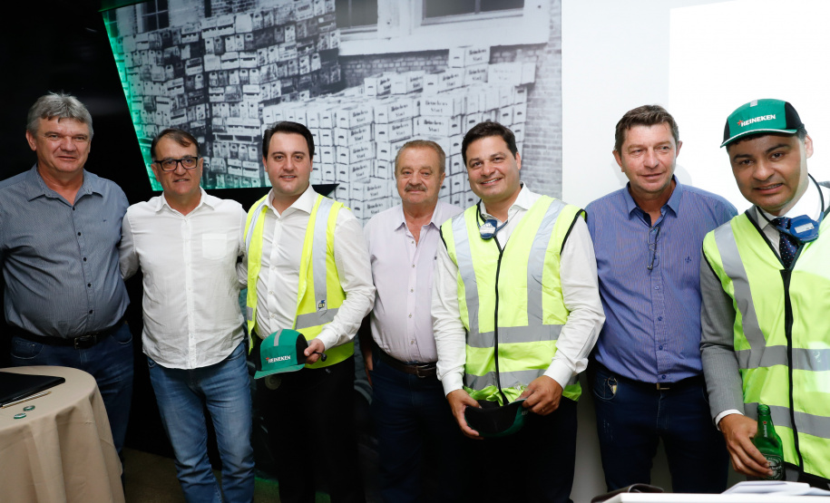 O Grupo Heineken confirmou novos investimentos no Paraná. Em cerimônia com o governador Carlos Massa Ratinho Junior, nesta quarta-feira (11), na unidade da indústria, em Ponta Grossa, a cervejaria anunciou que vai destinar R$ 865 milhões até 2021 para a ampliação da produção da planta, concentrada em rótulos como Heineken e Amstel. Serão 600 novos empregos entre diretos e indiretos.