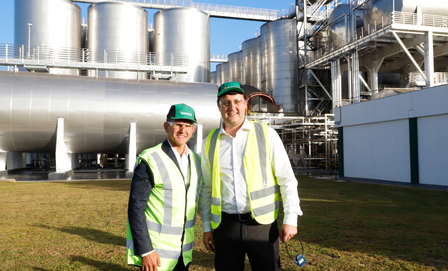 O Grupo Heineken confirmou novos investimentos no Paraná. Em cerimônia com o governador Carlos Massa Ratinho Junior, nesta quarta-feira (11), na unidade da indústria, em Ponta Grossa, a cervejaria anunciou que vai destinar R$ 865 milhões até 2021 para a ampliação da produção da planta, concentrada em rótulos como Heineken e Amstel. Serão 600 novos empregos entre diretos e indiretos.