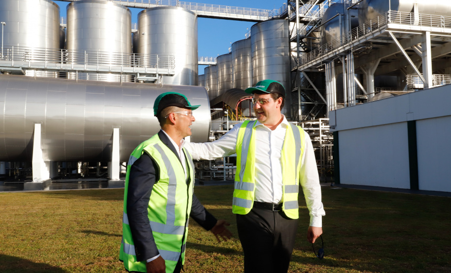 O Grupo Heineken confirmou novos investimentos no Paraná. Em cerimônia com o governador Carlos Massa Ratinho Junior, nesta quarta-feira (11), na unidade da indústria, em Ponta Grossa, a cervejaria anunciou que vai destinar R$ 865 milhões até 2021 para a ampliação da produção da planta, concentrada em rótulos como Heineken e Amstel. Serão 600 novos empregos entre diretos e indiretos.