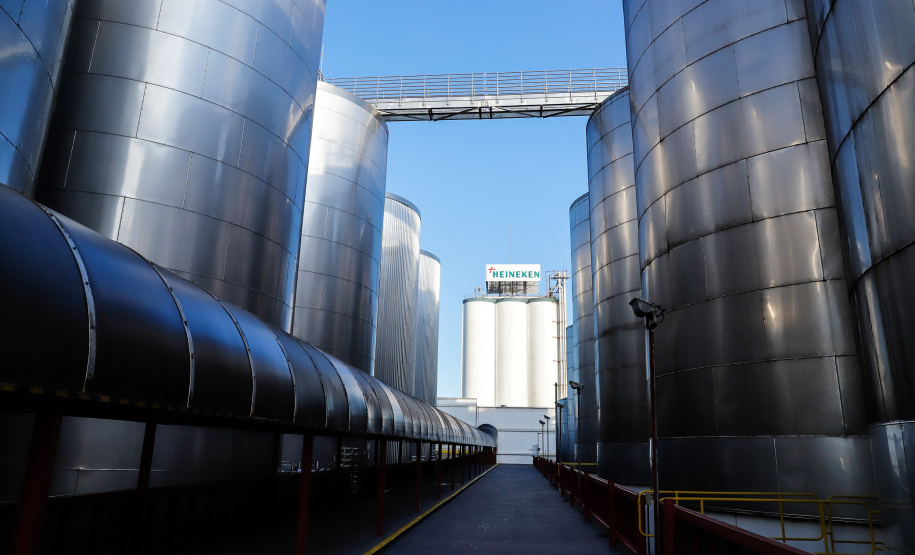 O Grupo Heineken confirmou novos investimentos no Paraná. Em cerimônia com o governador Carlos Massa Ratinho Junior, nesta quarta-feira (11), na unidade da indústria, em Ponta Grossa, a cervejaria anunciou que vai destinar R$ 865 milhões até 2021 para a ampliação da produção da planta, concentrada em rótulos como Heineken e Amstel. Serão 600 novos empregos entre diretos e indiretos.