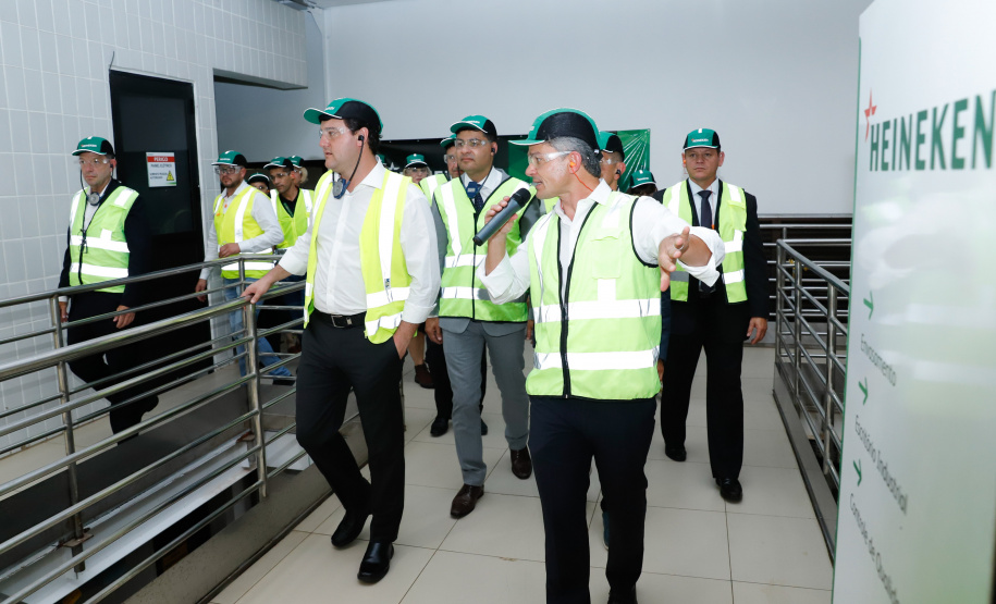 O Grupo Heineken confirmou novos investimentos no Paraná. Em cerimônia com o governador Carlos Massa Ratinho Junior, nesta quarta-feira (11), na unidade da indústria, em Ponta Grossa, a cervejaria anunciou que vai destinar R$ 865 milhões até 2021 para a ampliação da produção da planta, concentrada em rótulos como Heineken e Amstel. Serão 600 novos empregos entre diretos e indiretos.