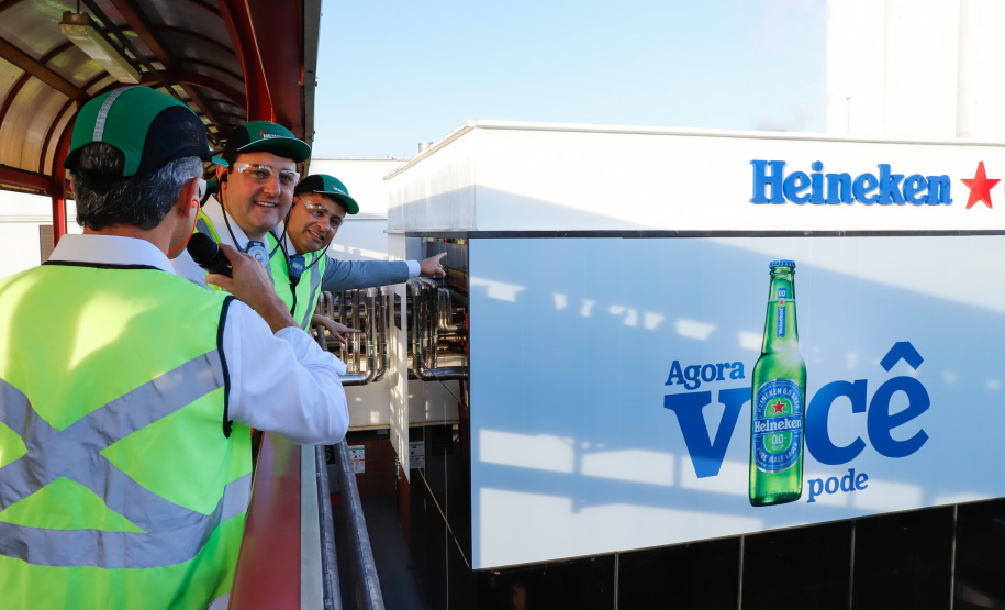 O Grupo Heineken confirmou novos investimentos no Paraná. Em cerimônia com o governador Carlos Massa Ratinho Junior, nesta quarta-feira (11), na unidade da indústria, em Ponta Grossa, a cervejaria anunciou que vai destinar R$ 865 milhões até 2021 para a ampliação da produção da planta, concentrada em rótulos como Heineken e Amstel. Serão 600 novos empregos entre diretos e indiretos.