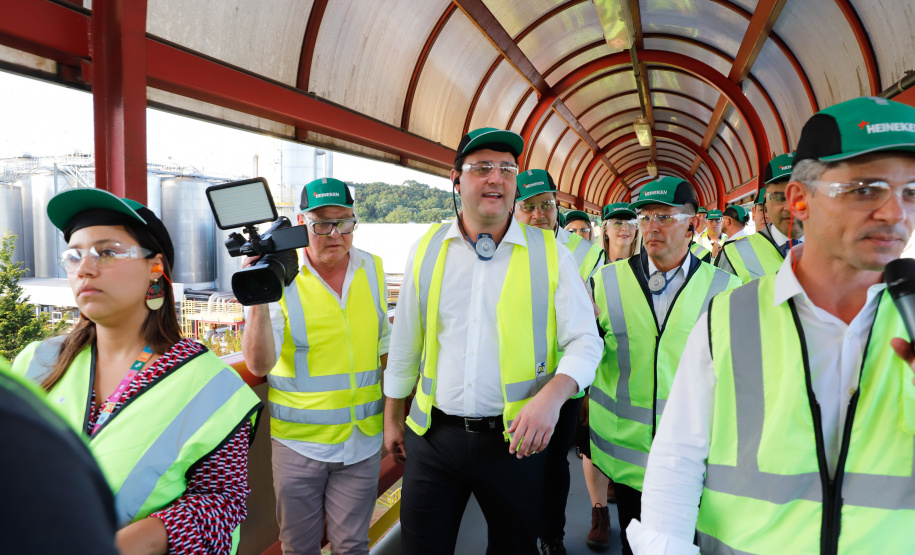 O Grupo Heineken confirmou novos investimentos no Paraná. Em cerimônia com o governador Carlos Massa Ratinho Junior, nesta quarta-feira (11), na unidade da indústria, em Ponta Grossa, a cervejaria anunciou que vai destinar R$ 865 milhões até 2021 para a ampliação da produção da planta, concentrada em rótulos como Heineken e Amstel. Serão 600 novos empregos entre diretos e indiretos.