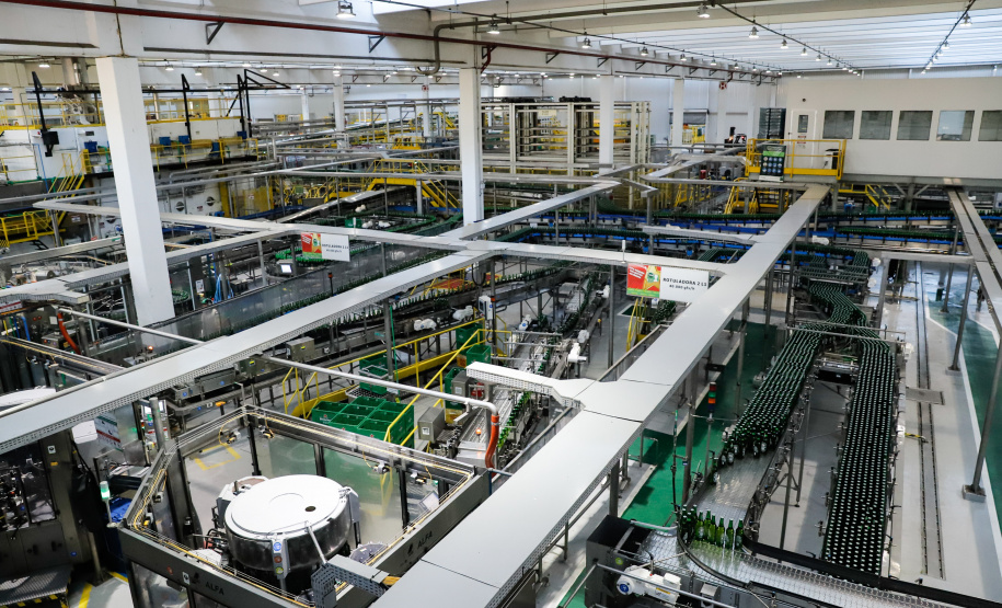 O Grupo Heineken confirmou novos investimentos no Paraná. Em cerimônia com o governador Carlos Massa Ratinho Junior, nesta quarta-feira (11), na unidade da indústria, em Ponta Grossa, a cervejaria anunciou que vai destinar R$ 865 milhões até 2021 para a ampliação da produção da planta, concentrada em rótulos como Heineken e Amstel. Serão 600 novos empregos entre diretos e indiretos.