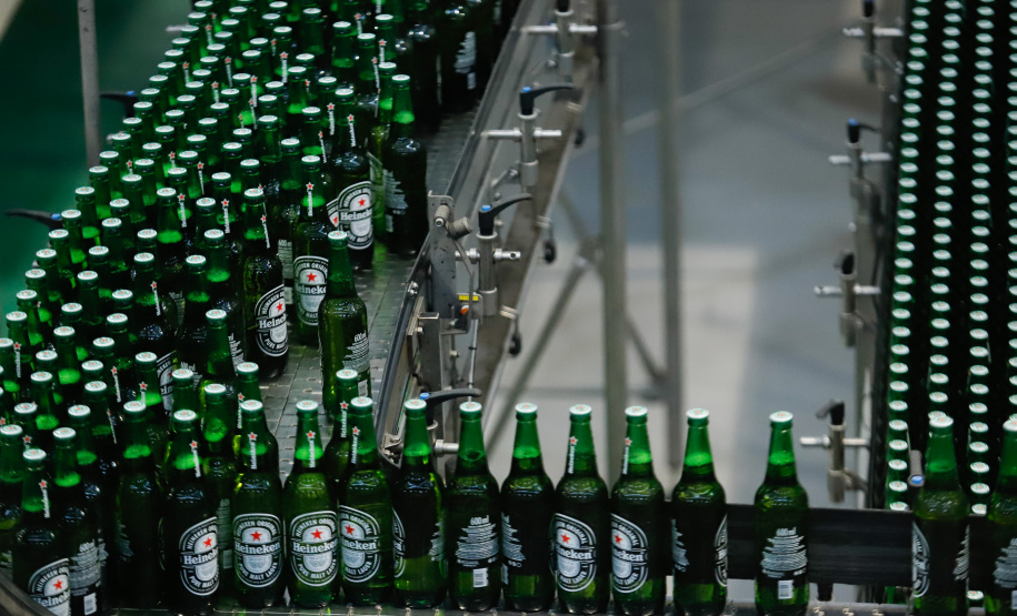 O Grupo Heineken confirmou novos investimentos no Paraná. Em cerimônia com o governador Carlos Massa Ratinho Junior, nesta quarta-feira (11), na unidade da indústria, em Ponta Grossa, a cervejaria anunciou que vai destinar R$ 865 milhões até 2021 para a ampliação da produção da planta, concentrada em rótulos como Heineken e Amstel. Serão 600 novos empregos entre diretos e indiretos.