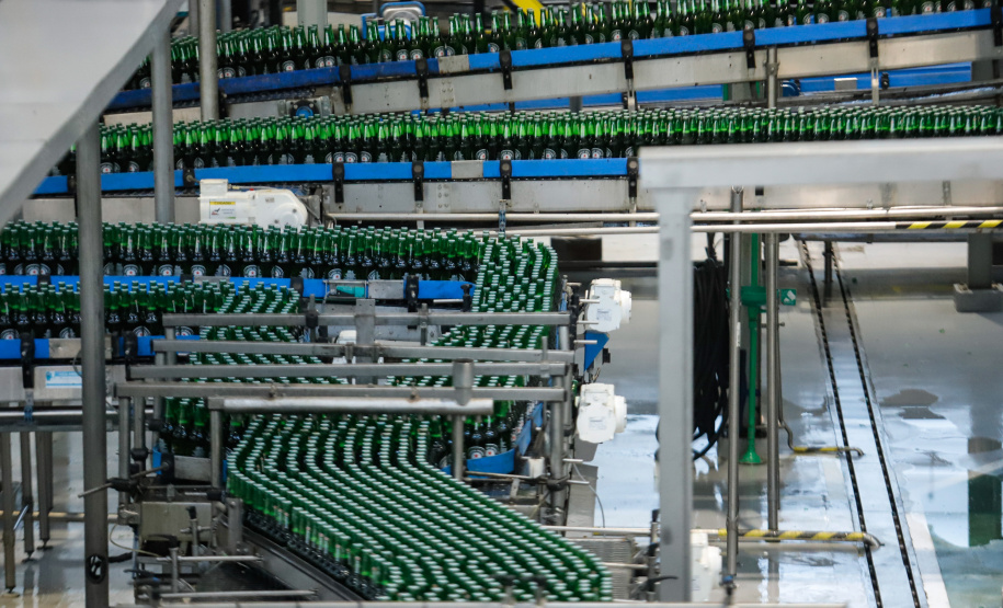 O Grupo Heineken confirmou novos investimentos no Paraná. Em cerimônia com o governador Carlos Massa Ratinho Junior, nesta quarta-feira (11), na unidade da indústria, em Ponta Grossa, a cervejaria anunciou que vai destinar R$ 865 milhões até 2021 para a ampliação da produção da planta, concentrada em rótulos como Heineken e Amstel. Serão 600 novos empregos entre diretos e indiretos.