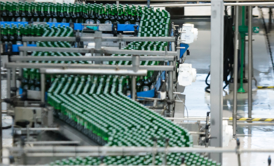 O Grupo Heineken confirmou novos investimentos no Paraná. Em cerimônia com o governador Carlos Massa Ratinho Junior, nesta quarta-feira (11), na unidade da indústria, em Ponta Grossa, a cervejaria anunciou que vai destinar R$ 865 milhões até 2021 para a ampliação da produção da planta, concentrada em rótulos como Heineken e Amstel. Serão 600 novos empregos entre diretos e indiretos.