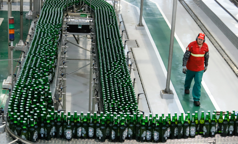 O Grupo Heineken confirmou novos investimentos no Paraná. Em cerimônia com o governador Carlos Massa Ratinho Junior, nesta quarta-feira (11), na unidade da indústria, em Ponta Grossa, a cervejaria anunciou que vai destinar R$ 865 milhões até 2021 para a ampliação da produção da planta, concentrada em rótulos como Heineken e Amstel. Serão 600 novos empregos entre diretos e indiretos.