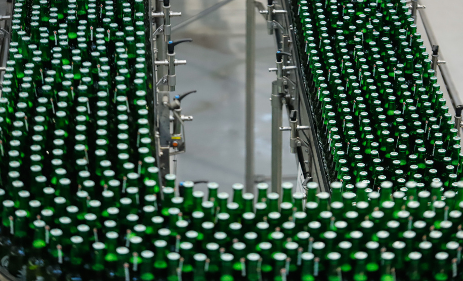 O Grupo Heineken confirmou novos investimentos no Paraná. Em cerimônia com o governador Carlos Massa Ratinho Junior, nesta quarta-feira (11), na unidade da indústria, em Ponta Grossa, a cervejaria anunciou que vai destinar R$ 865 milhões até 2021 para a ampliação da produção da planta, concentrada em rótulos como Heineken e Amstel. Serão 600 novos empregos entre diretos e indiretos.