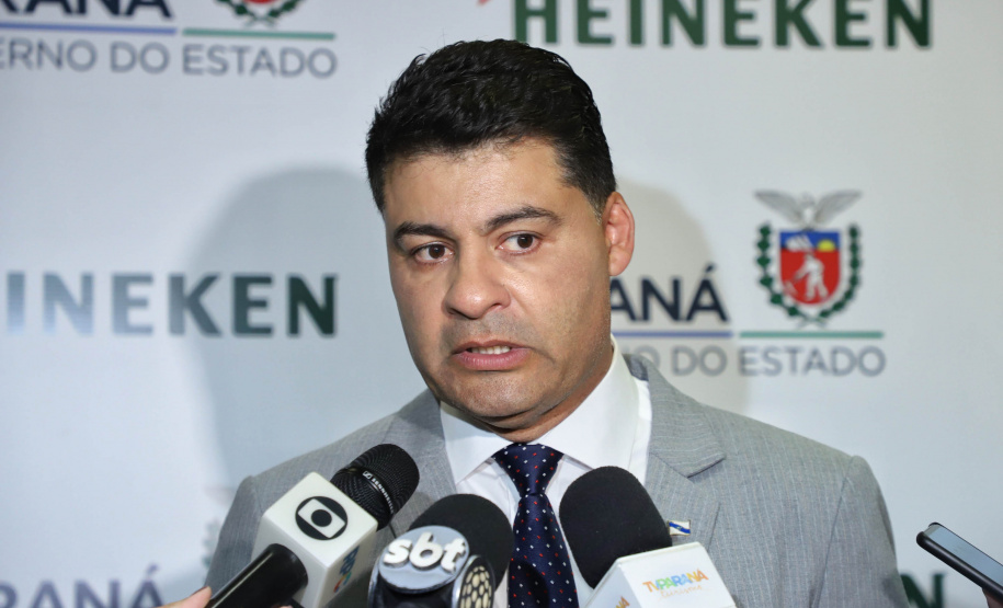 O Grupo Heineken confirmou novos investimentos no Paraná. Em cerimônia com o governador Carlos Massa Ratinho Junior, nesta quarta-feira (11), na sede da indústria, em Ponta Grossa, a cervejaria anunciou que vai destinar R$ 865 milhões até 2021 para a ampliação da produção da planta, concentrada em rótulos como Heineken e Amstel. Serão 600 novos empregos entre diretos e indiretos. O empreendimento tem o apoio do Governo do Estado por meio do Programa Paraná Competitivo.