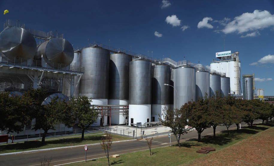 O Grupo Heineken confirmou novos investimentos no Paraná. Em cerimônia com o governador Carlos Massa Ratinho Junior, nesta quarta-feira (11), na sede da indústria, em Ponta Grossa, a cervejaria anunciou que vai destinar R$ 865 milhões até 2021 para a ampliação da produção da planta, concentrada em rótulos como Heineken e Amstel. Serão 600 novos empregos entre diretos e indiretos. O empreendimento tem o apoio do Governo do Estado por meio do Programa Paraná Competitivo.