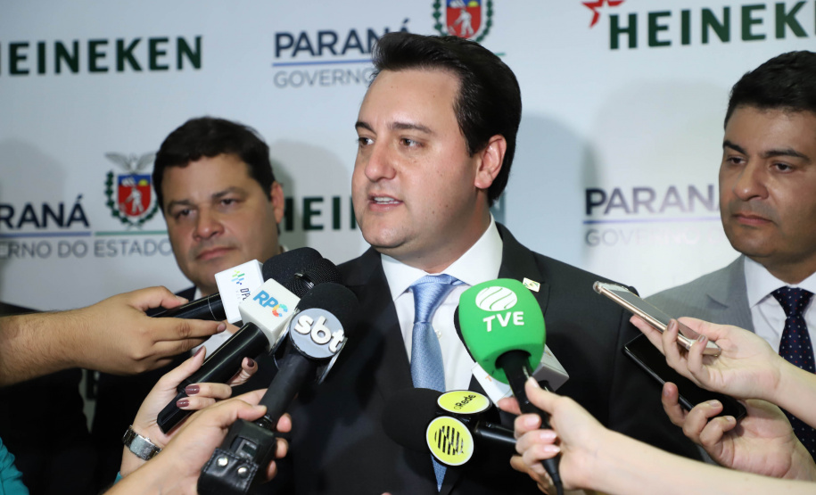 O Grupo Heineken confirmou novos investimentos no Paraná. Em cerimônia com o governador Carlos Massa Ratinho Junior, nesta quarta-feira (11), na sede da indústria, em Ponta Grossa, a cervejaria anunciou que vai destinar R$ 865 milhões até 2021 para a ampliação da produção da planta, concentrada em rótulos como Heineken e Amstel. Serão 600 novos empregos entre diretos e indiretos. O empreendimento tem o apoio do Governo do Estado por meio do Programa Paraná Competitivo.