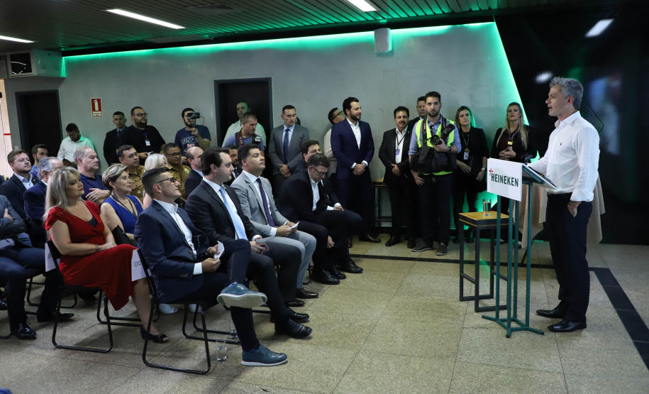 O Grupo Heineken confirmou novos investimentos no Paraná. Em cerimônia com o governador Carlos Massa Ratinho Junior, nesta quarta-feira (11), na sede da indústria, em Ponta Grossa, a cervejaria anunciou que vai destinar R$ 865 milhões até 2021 para a ampliação da produção da planta, concentrada em rótulos como Heineken e Amstel. Serão 600 novos empregos entre diretos e indiretos. O empreendimento tem o apoio do Governo do Estado por meio do Programa Paraná Competitivo.