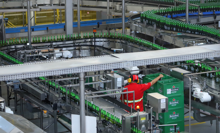 O Grupo Heineken confirmou novos investimentos no Paraná. Em cerimônia com o governador Carlos Massa Ratinho Junior, nesta quarta-feira (11), na sede da indústria, em Ponta Grossa, a cervejaria anunciou que vai destinar R$ 865 milhões até 2021 para a ampliação da produção da planta, concentrada em rótulos como Heineken e Amstel. Serão 600 novos empregos entre diretos e indiretos. O empreendimento tem o apoio do Governo do Estado por meio do Programa Paraná Competitivo.