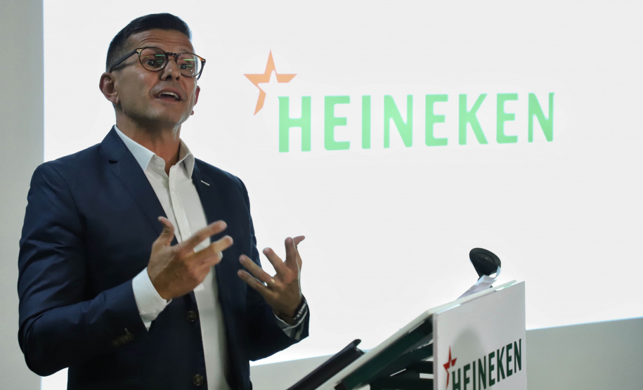 O Grupo Heineken confirmou novos investimentos no Paraná. Em cerimônia com o governador Carlos Massa Ratinho Junior, nesta quarta-feira (11), na sede da indústria, em Ponta Grossa, a cervejaria anunciou que vai destinar R$ 865 milhões até 2021 para a ampliação da produção da planta, concentrada em rótulos como Heineken e Amstel. Serão 600 novos empregos entre diretos e indiretos. O empreendimento tem o apoio do Governo do Estado por meio do Programa Paraná Competitivo.