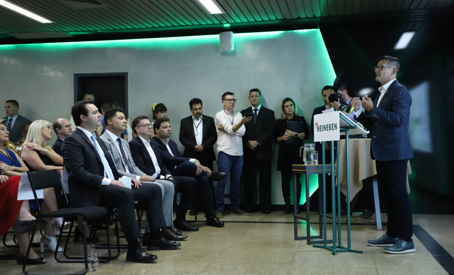 O Grupo Heineken confirmou novos investimentos no Paraná. Em cerimônia com o governador Carlos Massa Ratinho Junior, nesta quarta-feira (11), na sede da indústria, em Ponta Grossa, a cervejaria anunciou que vai destinar R$ 865 milhões até 2021 para a ampliação da produção da planta, concentrada em rótulos como Heineken e Amstel. Serão 600 novos empregos entre diretos e indiretos. O empreendimento tem o apoio do Governo do Estado por meio do Programa Paraná Competitivo.