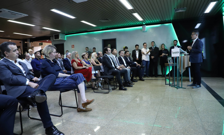 O Grupo Heineken confirmou novos investimentos no Paraná. Em cerimônia com o governador Carlos Massa Ratinho Junior, nesta quarta-feira (11), na sede da indústria, em Ponta Grossa, a cervejaria anunciou que vai destinar R$ 865 milhões até 2021 para a ampliação da produção da planta, concentrada em rótulos como Heineken e Amstel. Serão 600 novos empregos entre diretos e indiretos. O empreendimento tem o apoio do Governo do Estado por meio do Programa Paraná Competitivo.