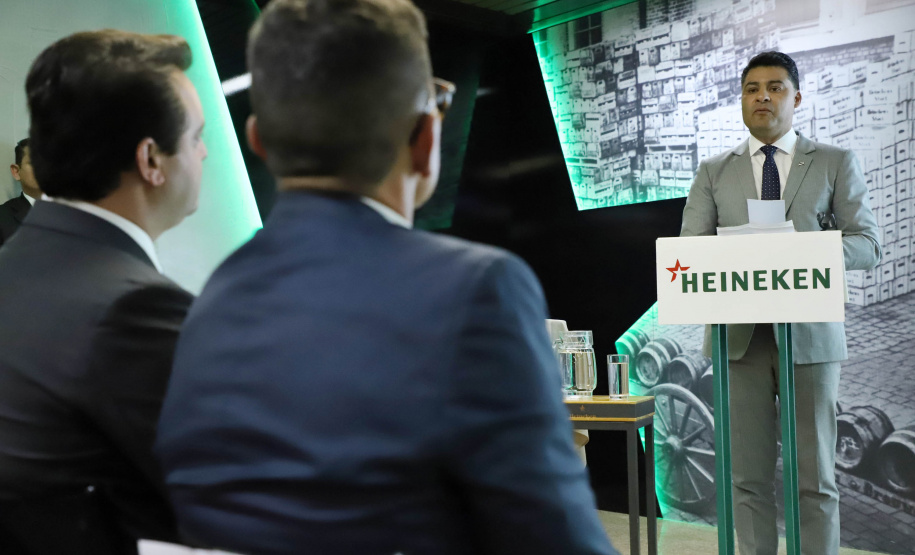 O Grupo Heineken confirmou novos investimentos no Paraná. Em cerimônia com o governador Carlos Massa Ratinho Junior, nesta quarta-feira (11), na sede da indústria, em Ponta Grossa, a cervejaria anunciou que vai destinar R$ 865 milhões até 2021 para a ampliação da produção da planta, concentrada em rótulos como Heineken e Amstel. Serão 600 novos empregos entre diretos e indiretos. O empreendimento tem o apoio do Governo do Estado por meio do Programa Paraná Competitivo.