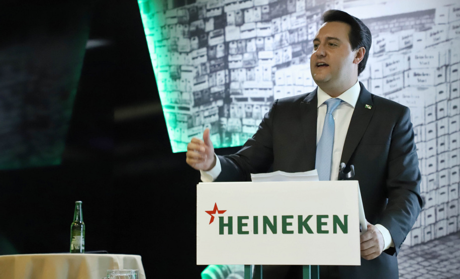 O Grupo Heineken confirmou novos investimentos no Paraná. Em cerimônia com o governador Carlos Massa Ratinho Junior, nesta quarta-feira (11), na sede da indústria, em Ponta Grossa, a cervejaria anunciou que vai destinar R$ 865 milhões até 2021 para a ampliação da produção da planta, concentrada em rótulos como Heineken e Amstel. Serão 600 novos empregos entre diretos e indiretos. O empreendimento tem o apoio do Governo do Estado por meio do Programa Paraná Competitivo.