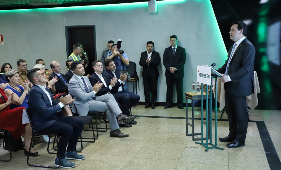 O Grupo Heineken confirmou novos investimentos no Paraná. Em cerimônia com o governador Carlos Massa Ratinho Junior, nesta quarta-feira (11), na sede da indústria, em Ponta Grossa, a cervejaria anunciou que vai destinar R$ 865 milhões até 2021 para a ampliação da produção da planta, concentrada em rótulos como Heineken e Amstel. Serão 600 novos empregos entre diretos e indiretos. O empreendimento tem o apoio do Governo do Estado por meio do Programa Paraná Competitivo.