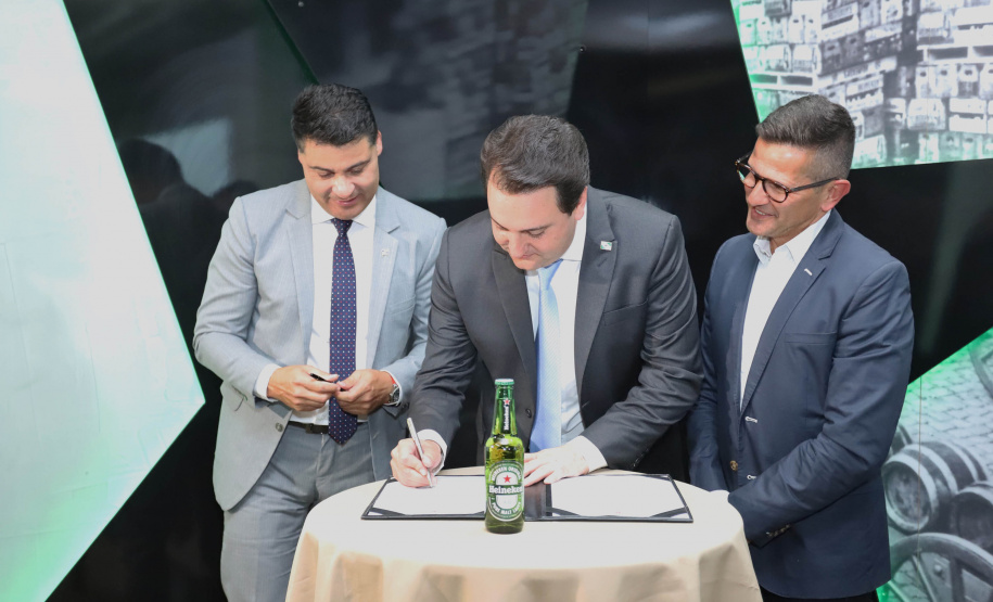 O Grupo Heineken confirmou novos investimentos no Paraná. Em cerimônia com o governador Carlos Massa Ratinho Junior, nesta quarta-feira (11), na sede da indústria, em Ponta Grossa, a cervejaria anunciou que vai destinar R$ 865 milhões até 2021 para a ampliação da produção da planta, concentrada em rótulos como Heineken e Amstel. Serão 600 novos empregos entre diretos e indiretos. O empreendimento tem o apoio do Governo do Estado por meio do Programa Paraná Competitivo.