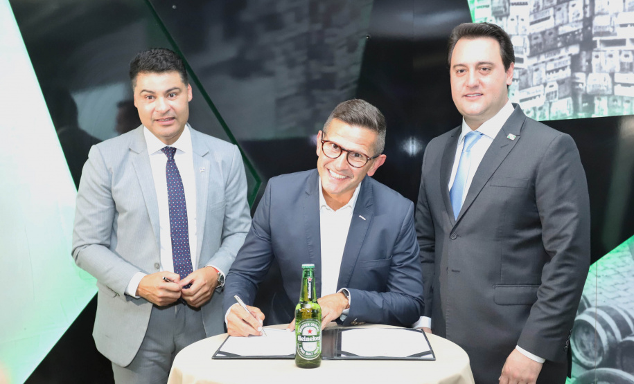 O Grupo Heineken confirmou novos investimentos no Paraná. Em cerimônia com o governador Carlos Massa Ratinho Junior, nesta quarta-feira (11), na sede da indústria, em Ponta Grossa, a cervejaria anunciou que vai destinar R$ 865 milhões até 2021 para a ampliação da produção da planta, concentrada em rótulos como Heineken e Amstel. Serão 600 novos empregos entre diretos e indiretos. O empreendimento tem o apoio do Governo do Estado por meio do Programa Paraná Competitivo.
