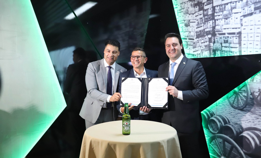 O Grupo Heineken confirmou novos investimentos no Paraná. Em cerimônia com o governador Carlos Massa Ratinho Junior, nesta quarta-feira (11), na sede da indústria, em Ponta Grossa, a cervejaria anunciou que vai destinar R$ 865 milhões até 2021 para a ampliação da produção da planta, concentrada em rótulos como Heineken e Amstel. Serão 600 novos empregos entre diretos e indiretos. O empreendimento tem o apoio do Governo do Estado por meio do Programa Paraná Competitivo.
