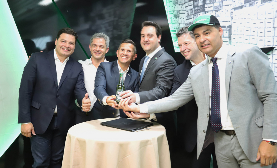 O Grupo Heineken confirmou novos investimentos no Paraná. Em cerimônia com o governador Carlos Massa Ratinho Junior, nesta quarta-feira (11), na sede da indústria, em Ponta Grossa, a cervejaria anunciou que vai destinar R$ 865 milhões até 2021 para a ampliação da produção da planta, concentrada em rótulos como Heineken e Amstel. Serão 600 novos empregos entre diretos e indiretos. O empreendimento tem o apoio do Governo do Estado por meio do Programa Paraná Competitivo.