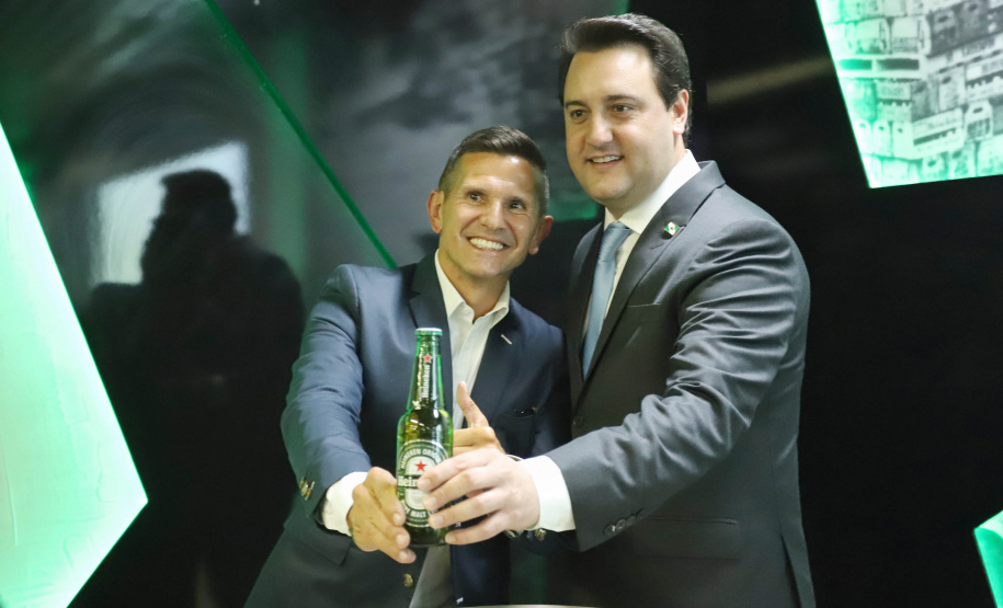 O Grupo Heineken confirmou novos investimentos no Paraná. Em cerimônia com o governador Carlos Massa Ratinho Junior, nesta quarta-feira (11), na sede da indústria, em Ponta Grossa, a cervejaria anunciou que vai destinar R$ 865 milhões até 2021 para a ampliação da produção da planta, concentrada em rótulos como Heineken e Amstel. Serão 600 novos empregos entre diretos e indiretos. O empreendimento tem o apoio do Governo do Estado por meio do Programa Paraná Competitivo.