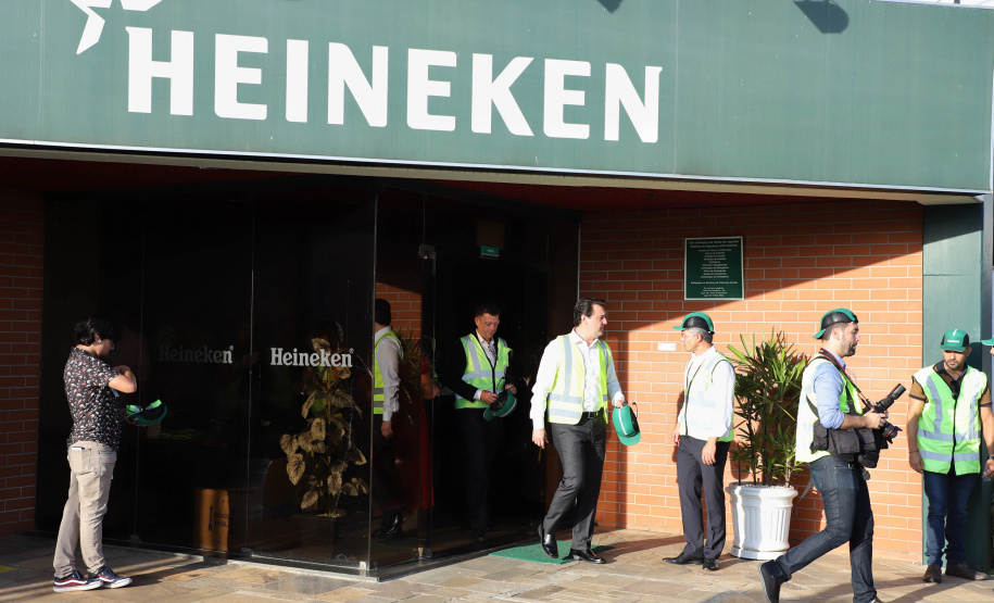 O Grupo Heineken confirmou novos investimentos no Paraná. Em cerimônia com o governador Carlos Massa Ratinho Junior, nesta quarta-feira (11), na sede da indústria, em Ponta Grossa, a cervejaria anunciou que vai destinar R$ 865 milhões até 2021 para a ampliação da produção da planta, concentrada em rótulos como Heineken e Amstel. Serão 600 novos empregos entre diretos e indiretos. O empreendimento tem o apoio do Governo do Estado por meio do Programa Paraná Competitivo.