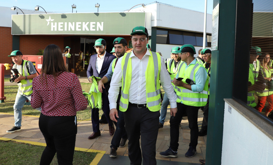 O Grupo Heineken confirmou novos investimentos no Paraná. Em cerimônia com o governador Carlos Massa Ratinho Junior, nesta quarta-feira (11), na sede da indústria, em Ponta Grossa, a cervejaria anunciou que vai destinar R$ 865 milhões até 2021 para a ampliação da produção da planta, concentrada em rótulos como Heineken e Amstel. Serão 600 novos empregos entre diretos e indiretos. O empreendimento tem o apoio do Governo do Estado por meio do Programa Paraná Competitivo.