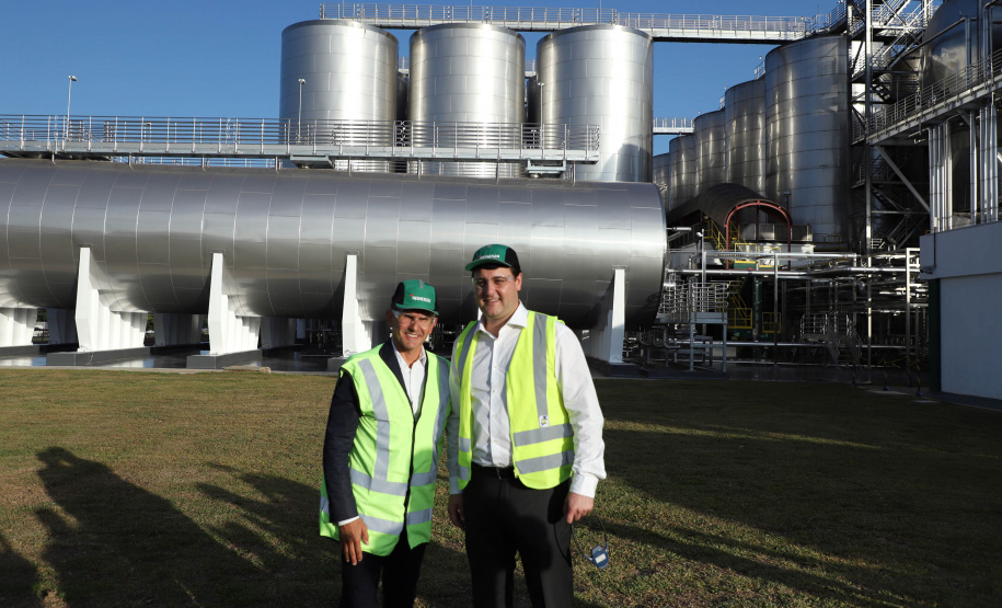 O Grupo Heineken confirmou novos investimentos no Paraná. Em cerimônia com o governador Carlos Massa Ratinho Junior, nesta quarta-feira (11), na sede da indústria, em Ponta Grossa, a cervejaria anunciou que vai destinar R$ 865 milhões até 2021 para a ampliação da produção da planta, concentrada em rótulos como Heineken e Amstel. Serão 600 novos empregos entre diretos e indiretos. O empreendimento tem o apoio do Governo do Estado por meio do Programa Paraná Competitivo.