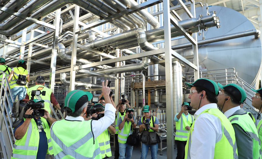 O Grupo Heineken confirmou novos investimentos no Paraná. Em cerimônia com o governador Carlos Massa Ratinho Junior, nesta quarta-feira (11), na sede da indústria, em Ponta Grossa, a cervejaria anunciou que vai destinar R$ 865 milhões até 2021 para a ampliação da produção da planta, concentrada em rótulos como Heineken e Amstel. Serão 600 novos empregos entre diretos e indiretos. O empreendimento tem o apoio do Governo do Estado por meio do Programa Paraná Competitivo.