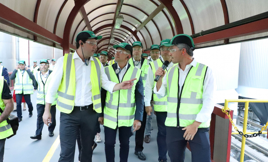 O Grupo Heineken confirmou novos investimentos no Paraná. Em cerimônia com o governador Carlos Massa Ratinho Junior, nesta quarta-feira (11), na sede da indústria, em Ponta Grossa, a cervejaria anunciou que vai destinar R$ 865 milhões até 2021 para a ampliação da produção da planta, concentrada em rótulos como Heineken e Amstel. Serão 600 novos empregos entre diretos e indiretos. O empreendimento tem o apoio do Governo do Estado por meio do Programa Paraná Competitivo.